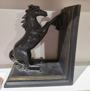 Bookend meal horse